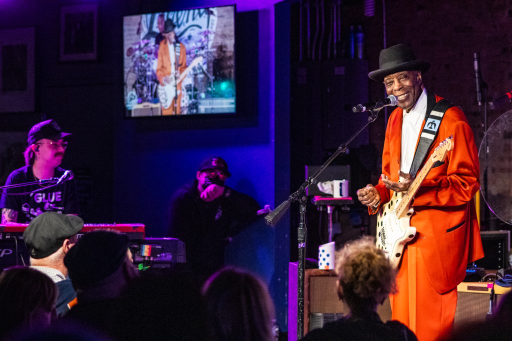 Buddy Guy tocando en vivo en su club Legends de Chicago, enero de 2026, tras ganar su noveno Grammy