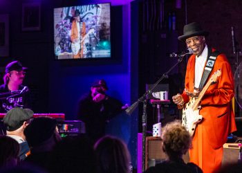 Buddy Guy tocando en vivo en su club Legends de Chicago, enero de 2026, tras ganar su noveno Grammy