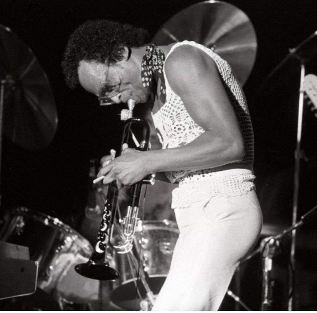 Miles Davis, trompetista legendario cuyo centenario se celebra en marzo de 2026 con tributos especiales en Nueva York y San Francisco
