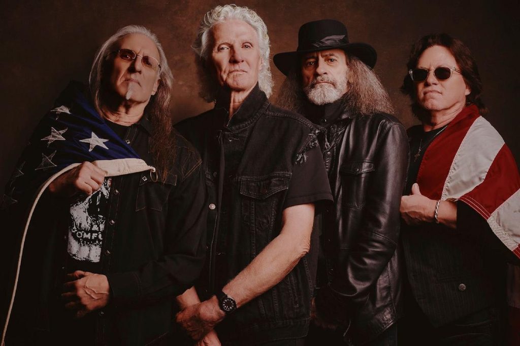 Max Carl actuando en el escenario con Grand Funk Railroad