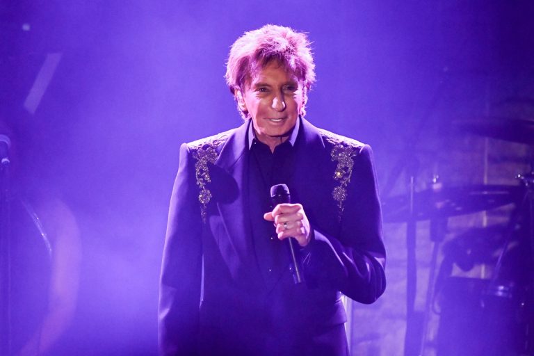 Barry Manilow Extiende Legado con Nuevo Álbum y Presencia en Listas