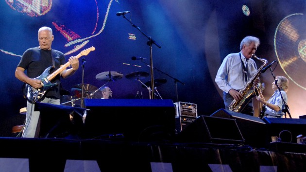 Dick Parry tocando el saxofón en el escenario