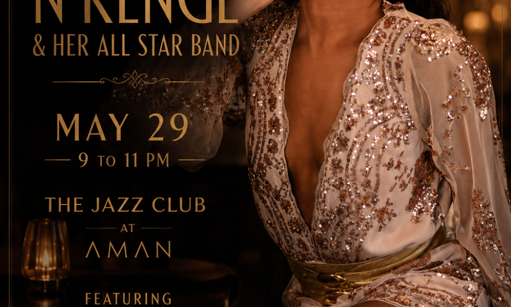 N'Kenge sentada elegantemente en un ambiente de club de jazz con iluminación cálida.