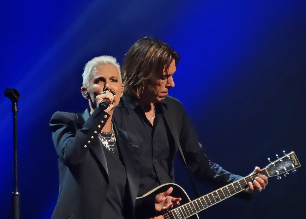 Roxette en su gira de 40 aniversario, con Per Gessle y Lena Philipsson en el escenario.