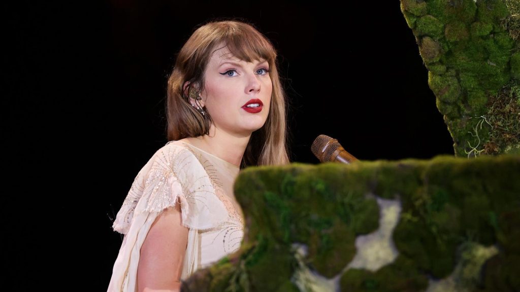 Taylor Swift actuando en el escenario durante su gira 'The Eras Tour'.