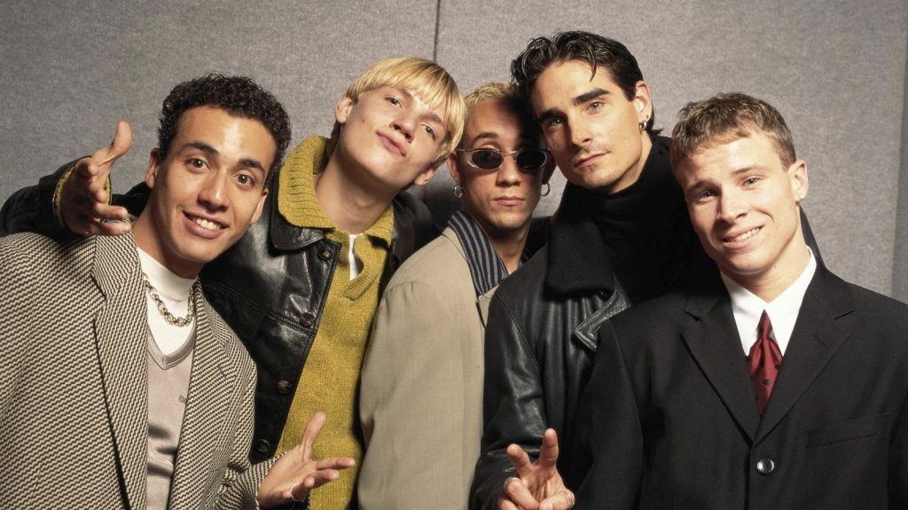 Los Backstreet Boys posando juntos, sonriendo.
