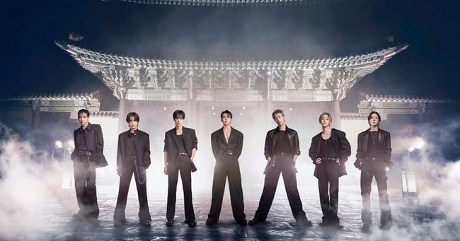 Miembros de BTS posando en la alfombra roja de los Billboard Music Awards