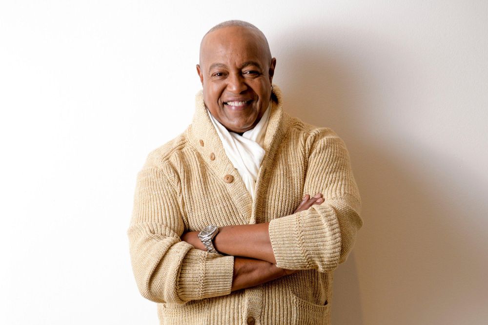 Peabo Bryson sonriendo durante una actuación