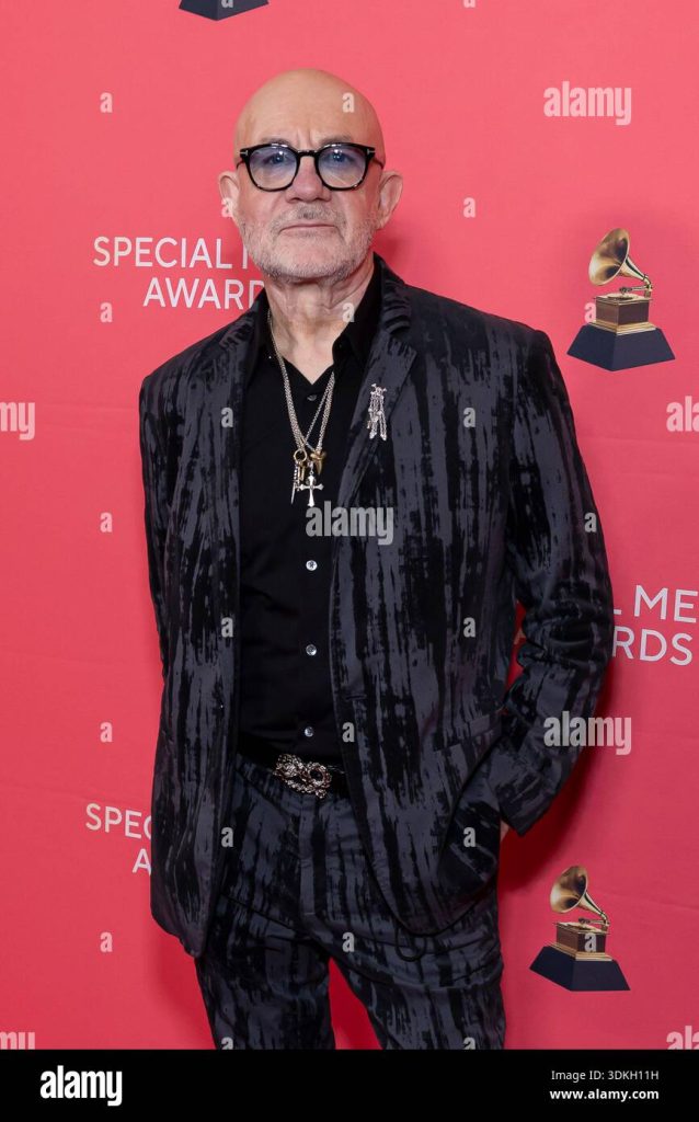 Bernie Taupin asistiendo a la ceremonia de premios especiales de la Recording Academy en Los Ángeles en enero de 2026.