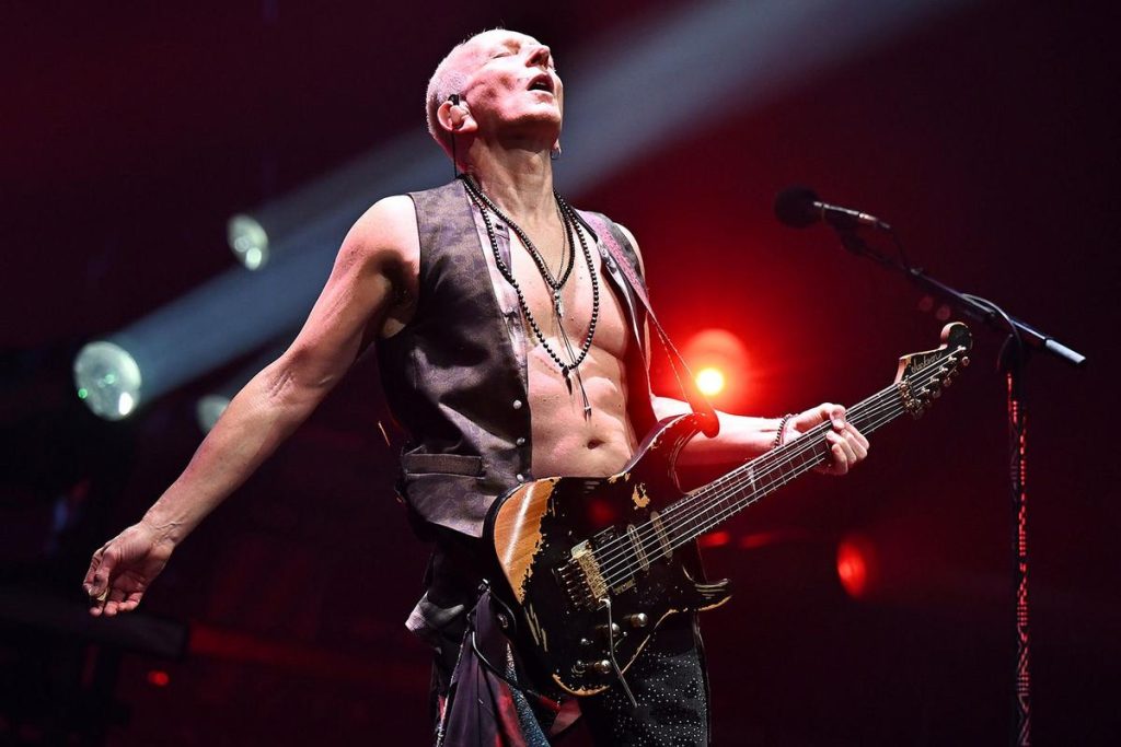Joe Elliott y Phil Collen de Def Leppard actuando en vivo.
