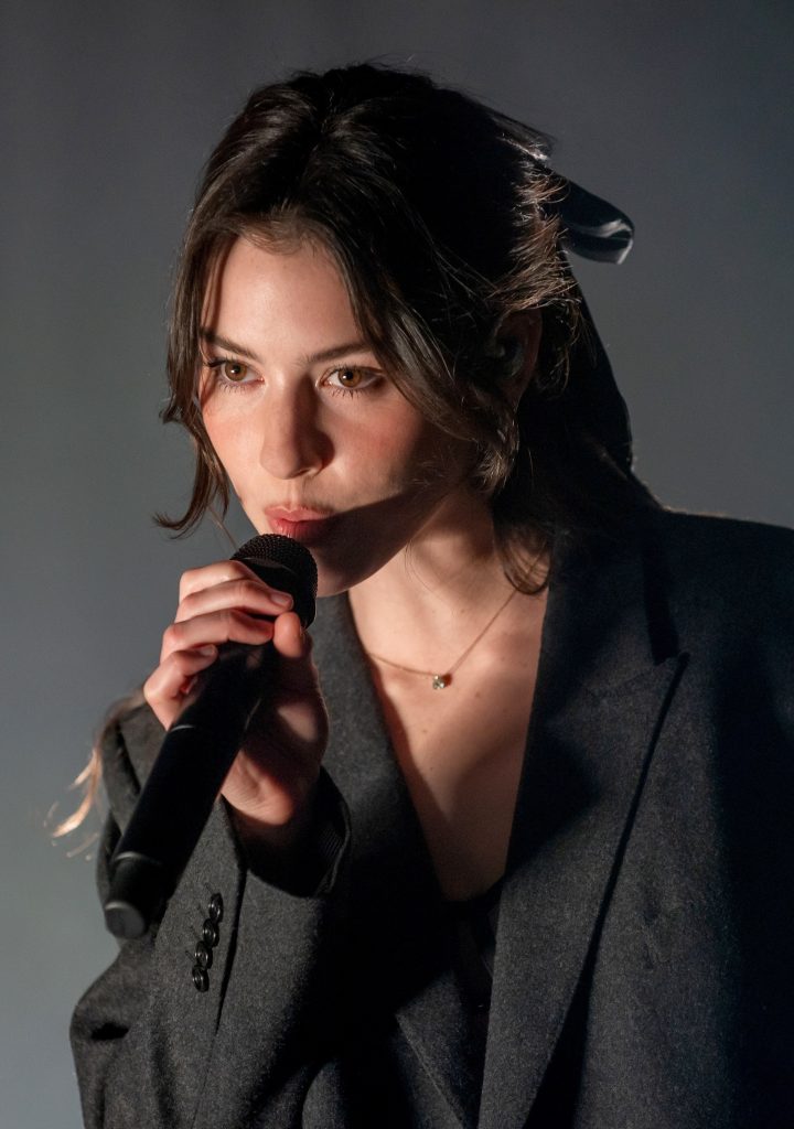 Gracie Abrams Lanza su Esperado Tercer Álbum, ‘Daughter From Hell’