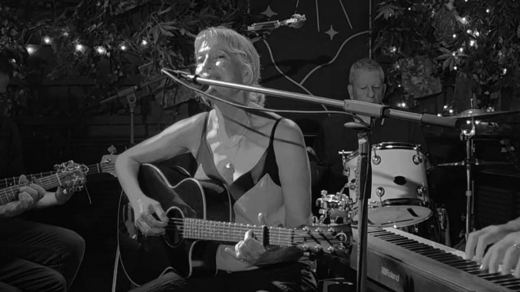 Sophie Moore Regresa con el Elegante Álbum ‘Trouble in Mind’