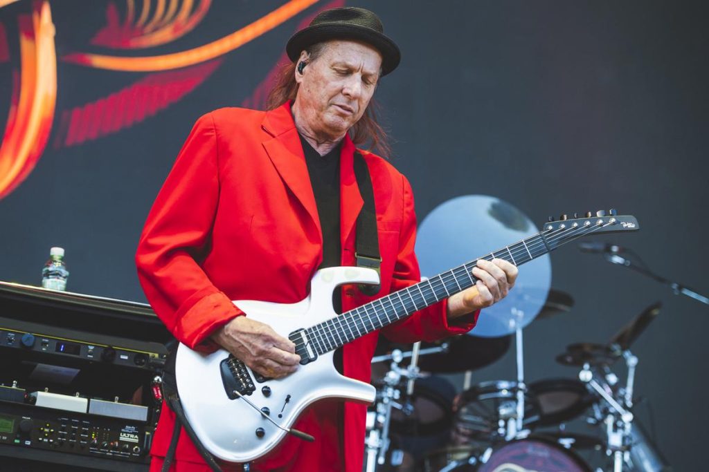 Adrian Belew, Tony Levin y Steve Vai en el escenario con BEAT celebrando King Crimson