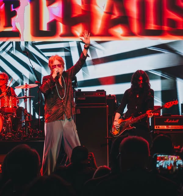Glenn Hughes actuando en vivo con Black Country Communion en el Sweden Rock Festival en junio de 2025.