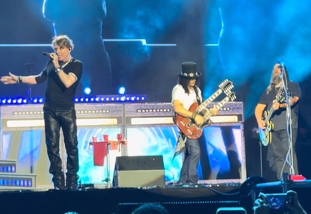 Guns N' Roses y Chris Stapleton interpretando 'Knockin' on Heaven's Door' en Toronto.