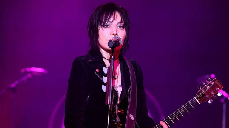 Joan Jett Cancela Conciertos Tras Cirugía por Fractura Vertebral