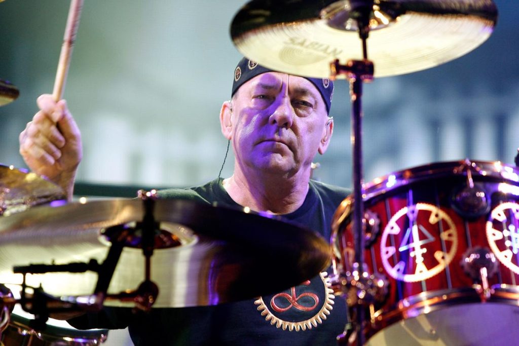 Neil Peart, Geddy Lee y Alex Lifeson de Rush en una imagen de concierto