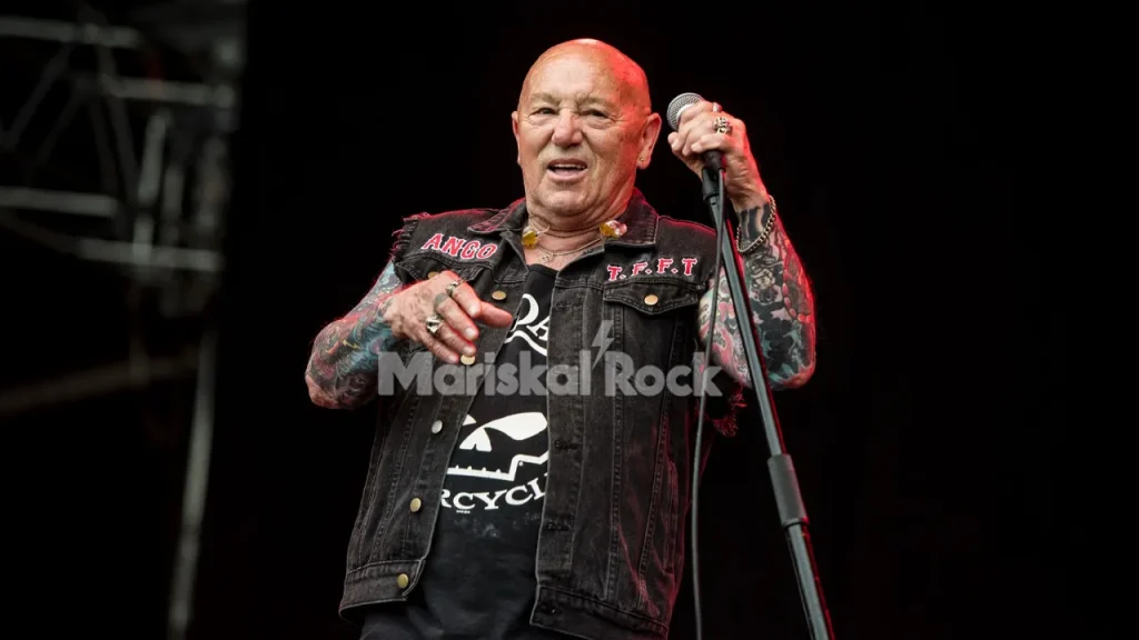 Angry Anderson, vocalista de Rose Tattoo, en el escenario