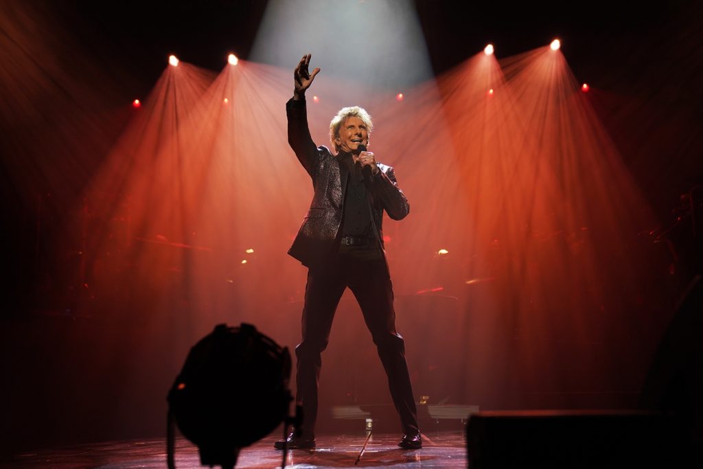 Barry Manilow actuando en el International Theater del Westgate Las Vegas.