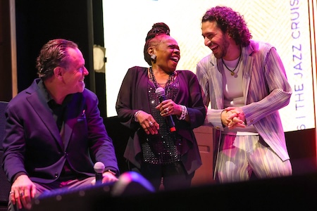 Kurt Elling, Katherine Russell y Emmet Cohen en un crucero de jazz. Foto: Signature Cruise Experiences, vía DownBeat.