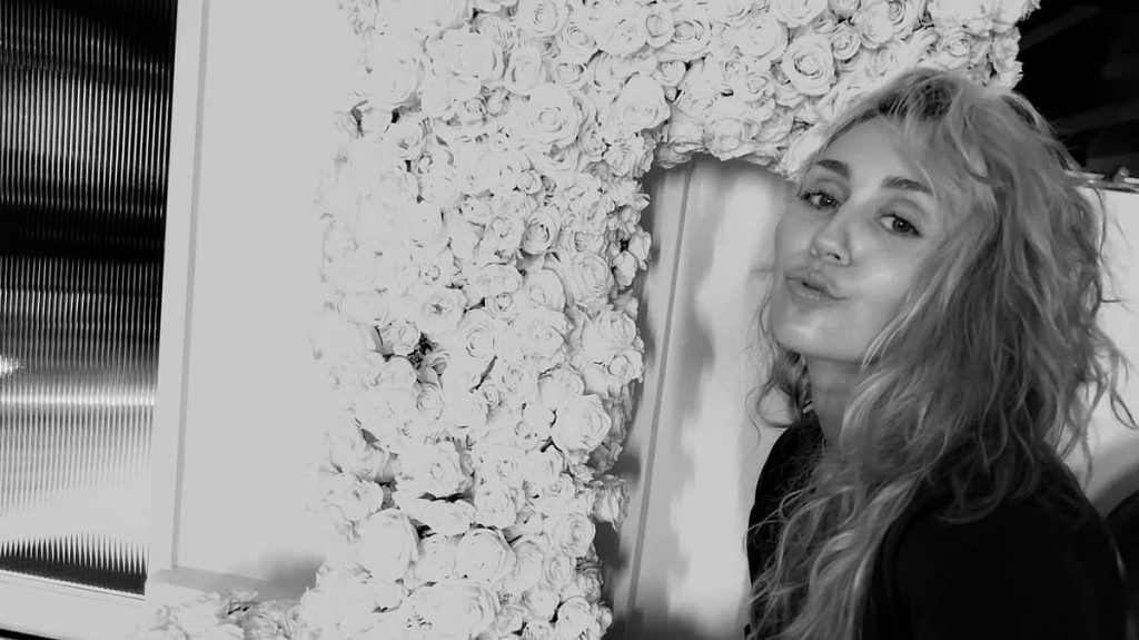 Miley Cyrus en una fotografía promocional para el álbum Bass Persuades