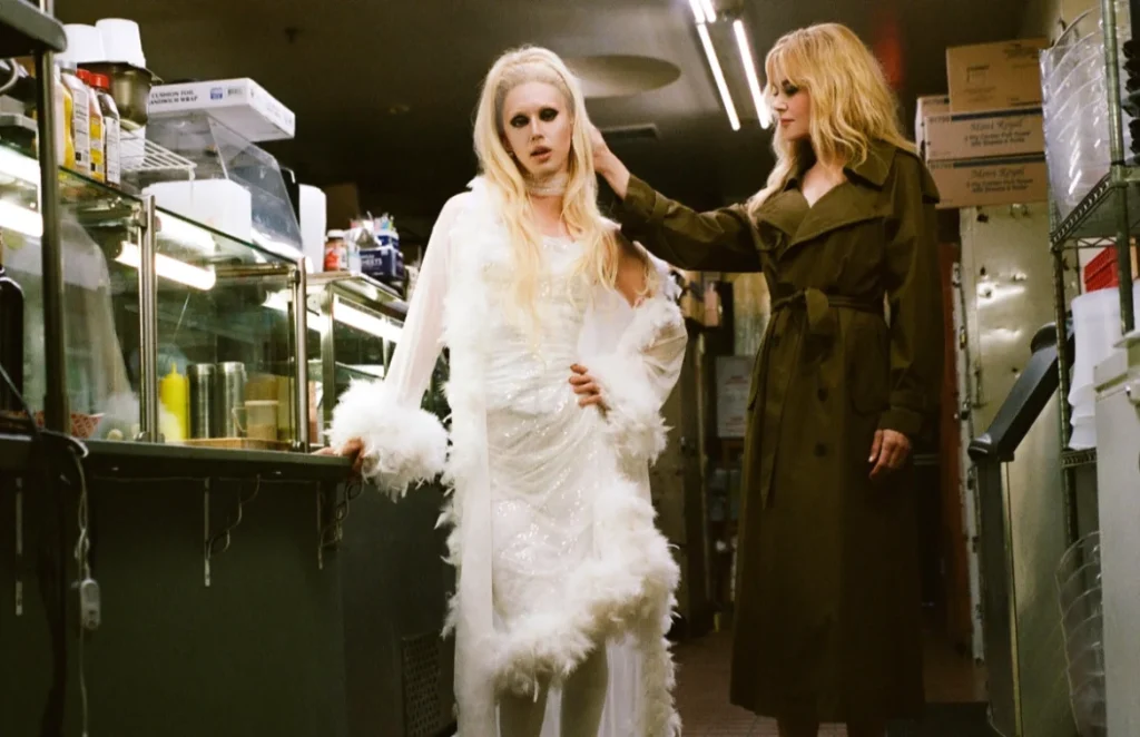 Troye Sivan y Nicole Kidman en el videoclip de 'She's the Best'