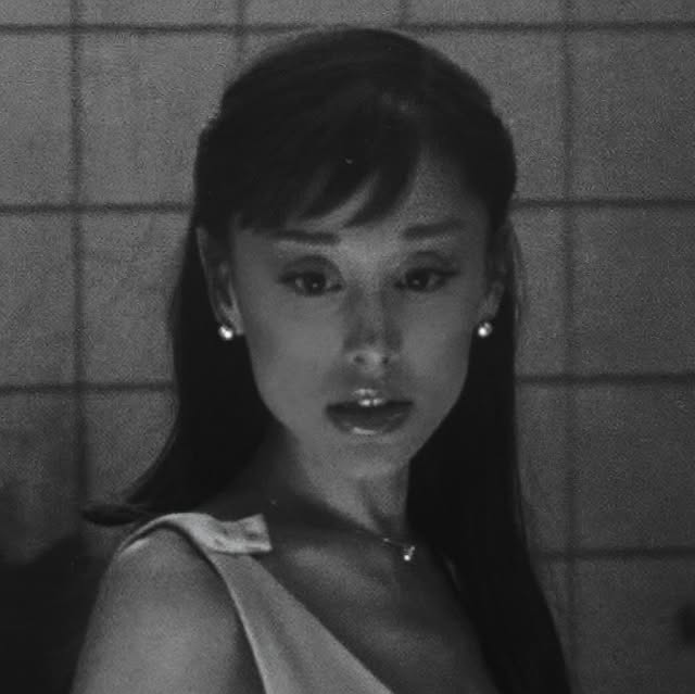 Ariana Grande en una alfombra roja