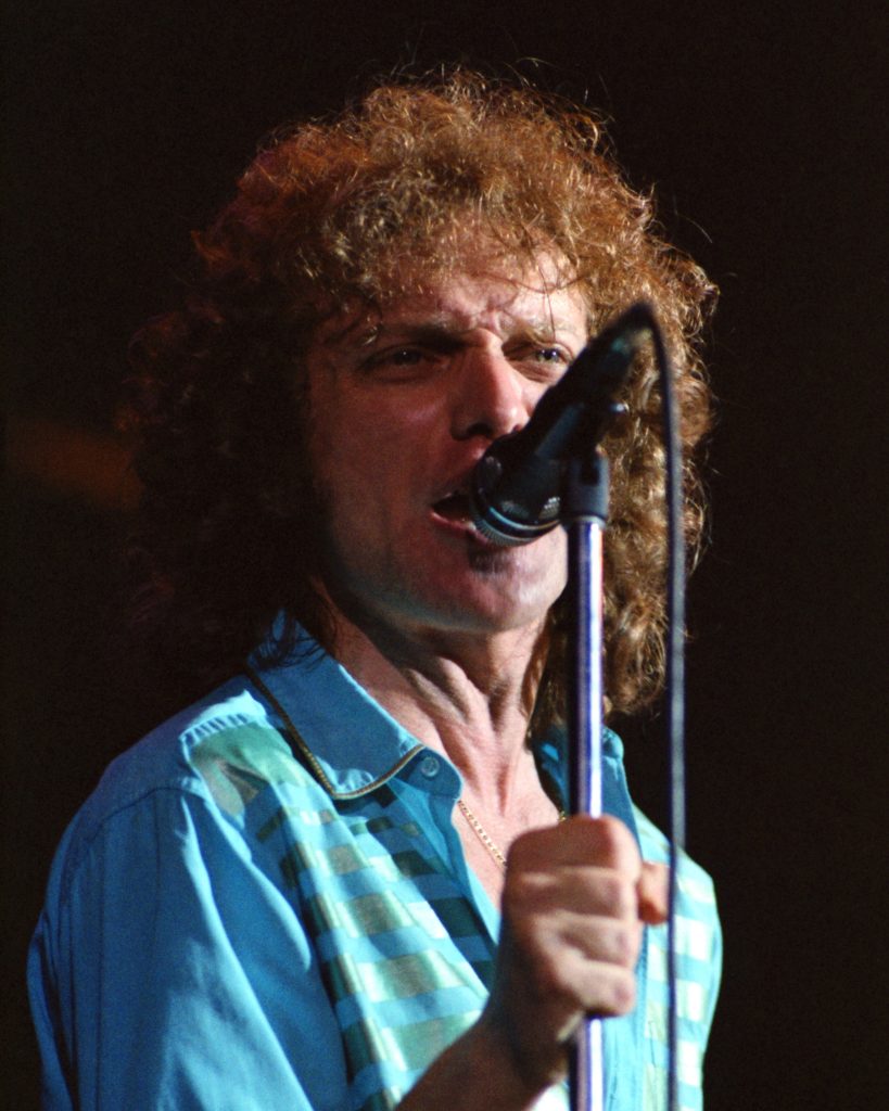 Lou Gramm, vocalista de Foreigner, en el escenario