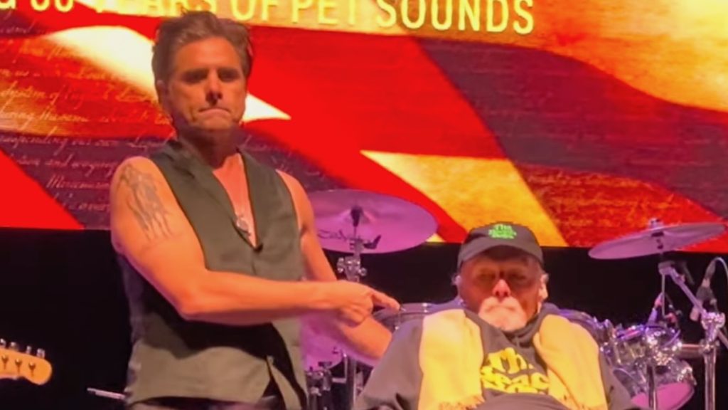 Mike Love Regresa a Escena con The Beach Boys Tras Problemas de Salud