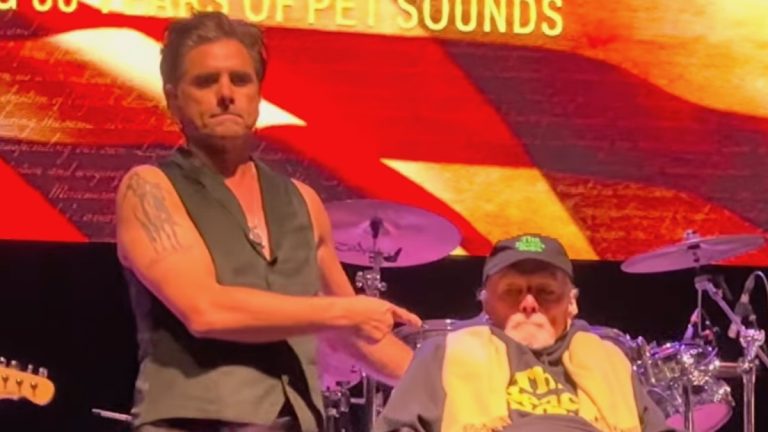 Mike Love Regresa a Escena con The Beach Boys Tras Problemas de Salud
