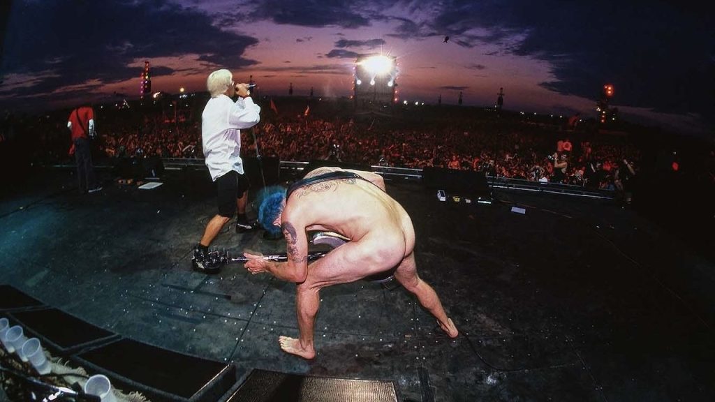 Red Hot Chili Peppers en el escenario de Woodstock '99, foto de Tony Woolliscroft